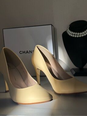 Elegant Pointed-Toe High Heels in butter yellow size 5